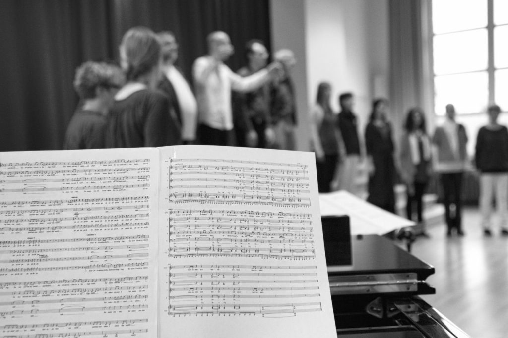 unCHORrekt beim Konzert in Schonnebeck 2019: Noten für das Dirigat
