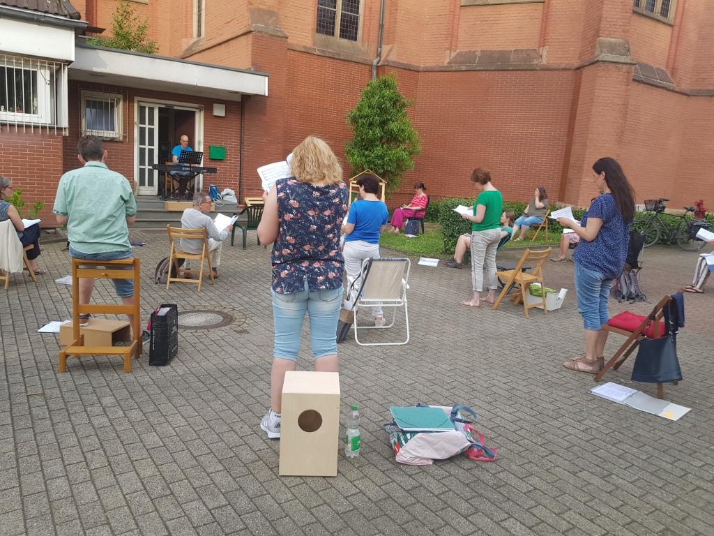 20210620_Probe von Elisabeth_2 unCHORrekt probt vor der Kirche