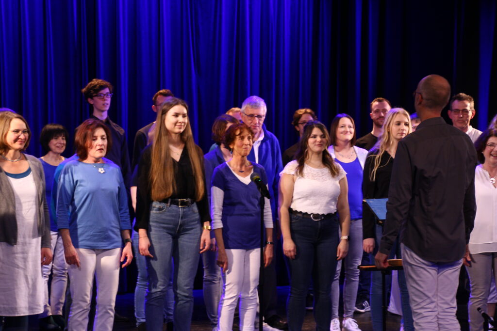 unCHORrekt und Jugendchor gemeinsam auf der Bühne