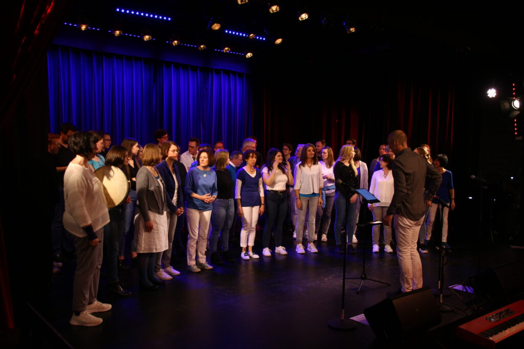 unCHORrekt und Junger Chor des Essen-Steeler-Kinderchors auf der Bühne - 25.03.23