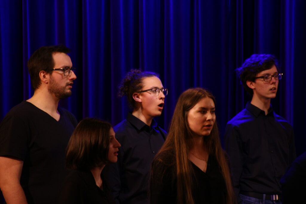 unser Gast:: Jugendchor des Essen Steeler Kinderchors auf der Bühne 25.03.2023