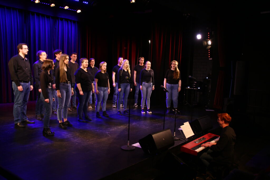 unser Gast:: Jugendchor des Essen Steeler Kinderchors auf der Bühne 25.03.2023