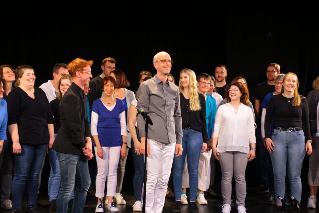 unCHORrekt und Jugendchor des ESK beim gemeinsamen Abschluss des Konzerts