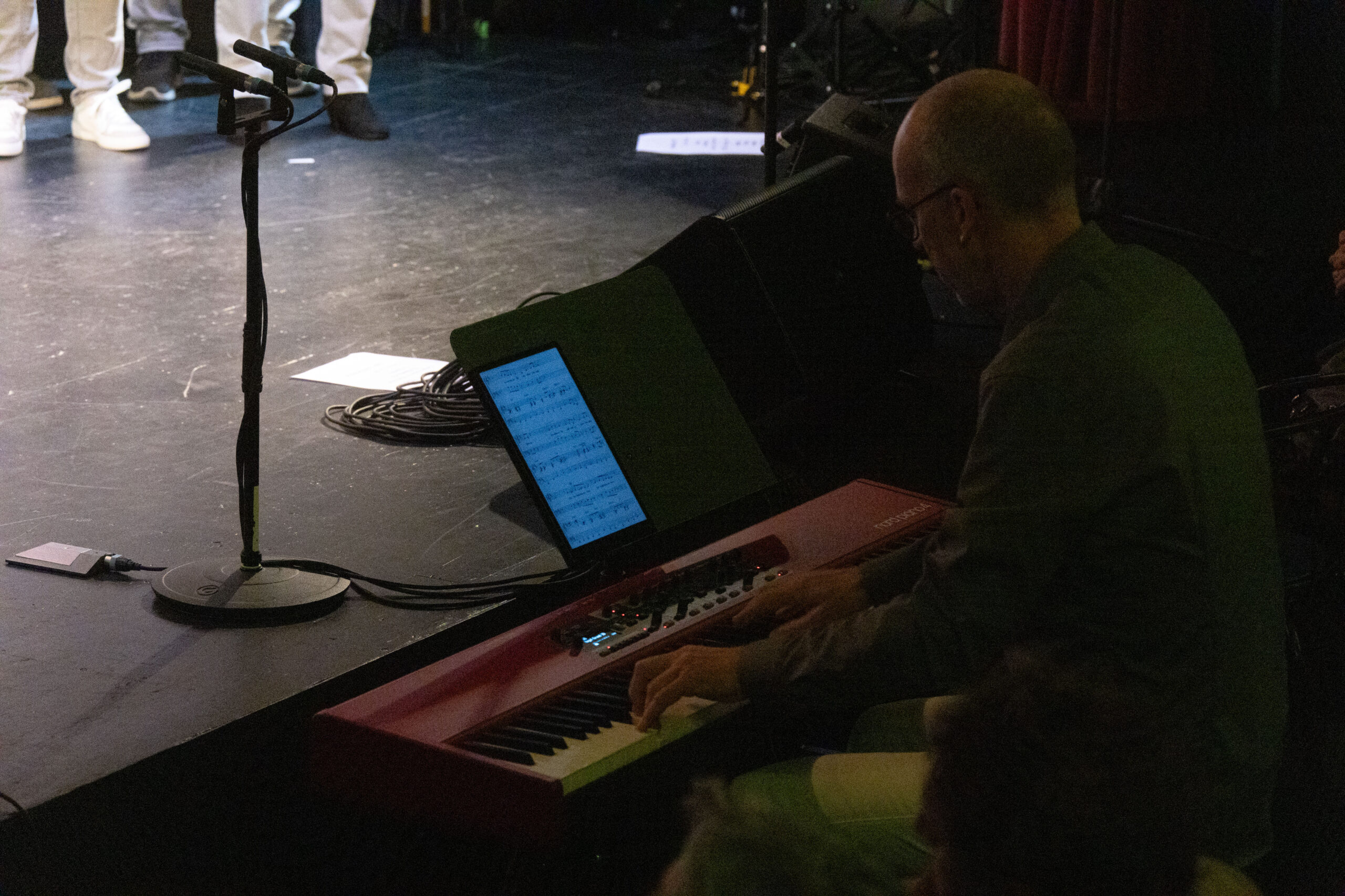 240309_Konzert unCHORrekt_Chorleiter Christoph Weßkamp am Piano