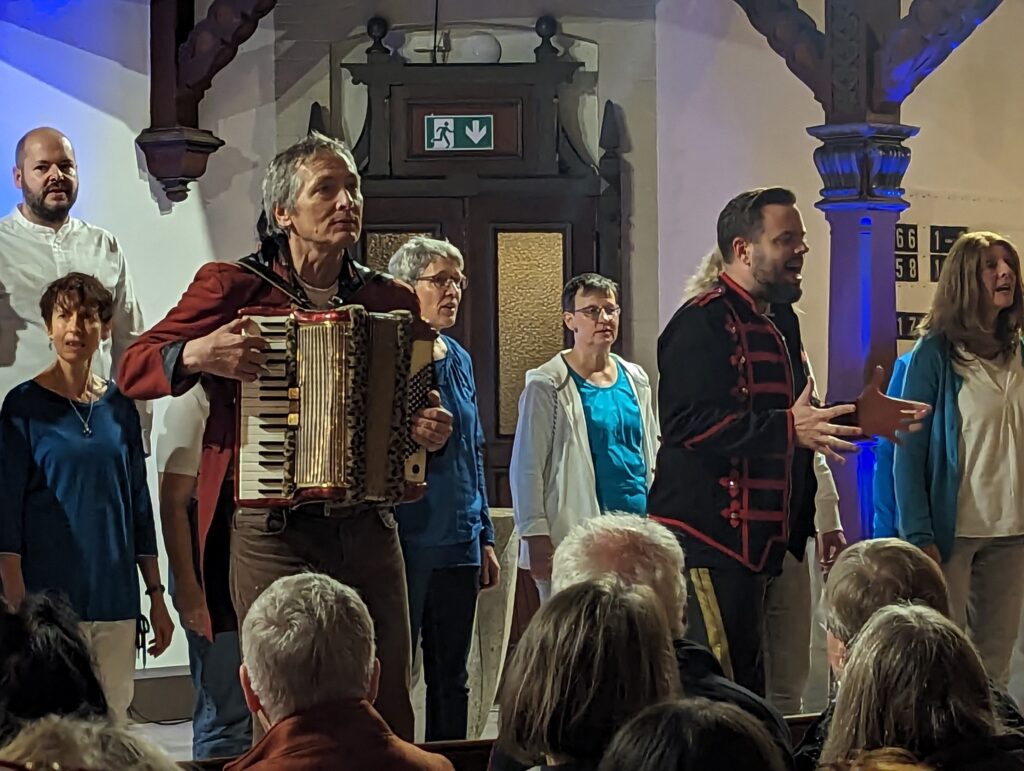 Foto vom unCHORrekt-Konzert "Scaramouche" - 18.11.2023 - hier mit der Royal Squeeze Box