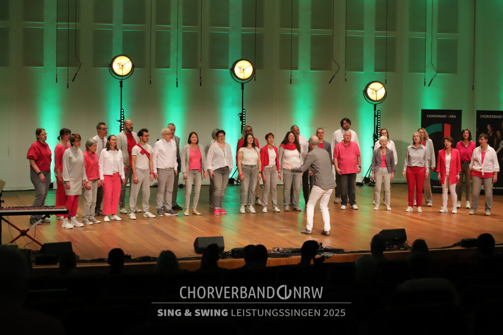 unCHORrekt auf der Bühne des Orchesterzentrums Dortmund beim Sing&Swing-Festival 2025
