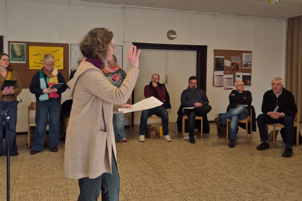 Maren Böll bei der Stimmbildungsarbeit mit unCHORrekt