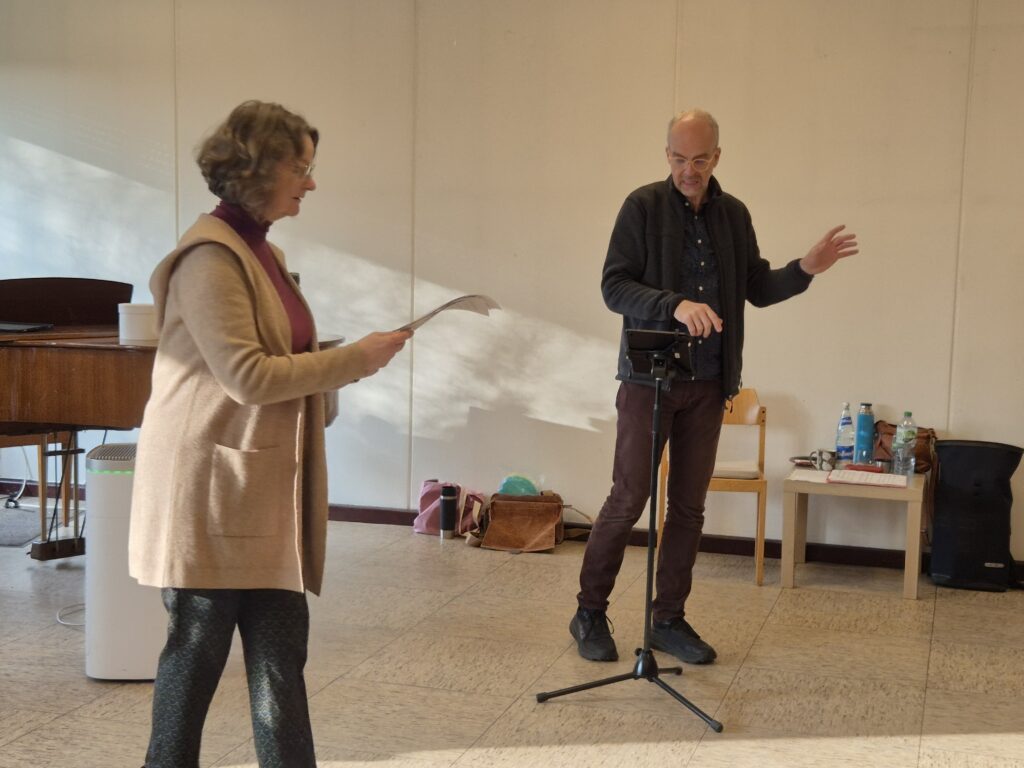 Foto mit Maren Böll, Stimmbildnerin, und Christoph Weßkamp, Chorleiter von unCHORrekt: Zusammenarbeit am selben Ziel