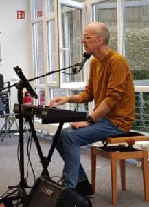 Chorleiter Christoph Weßkamp konzentriert bei der Arbeit.