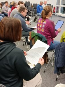 unCHORrekt - konzentriert bei der Probe am Chorwochenende